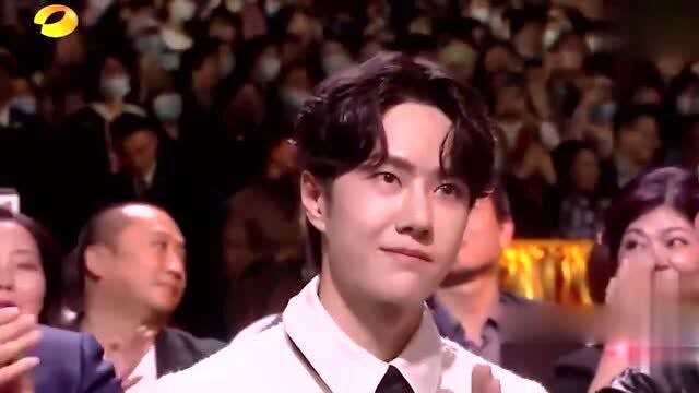 爱游戏体育- 持续失利首场状态出色，RNG观众沸腾！，西亚卡姆重返赛场赢得满堂喝彩